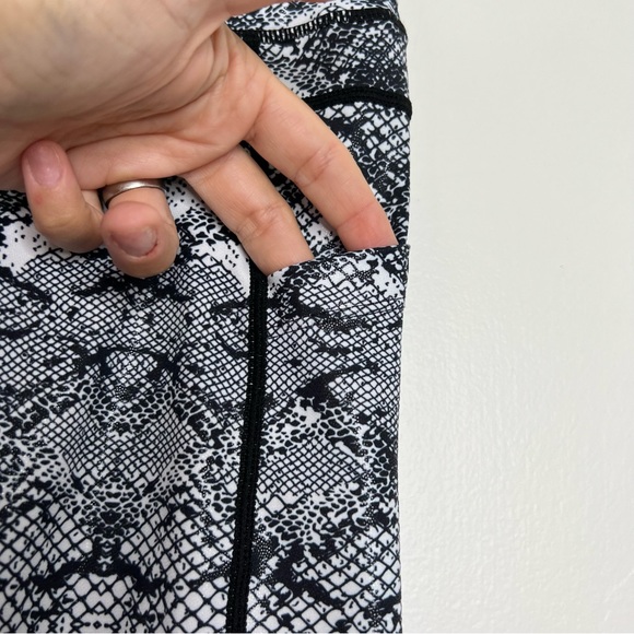 Zyia Size 6-8 Cobra Metallic Pocket Light n Tight Hi-Rise Capri 20” - Picture 3 of 6